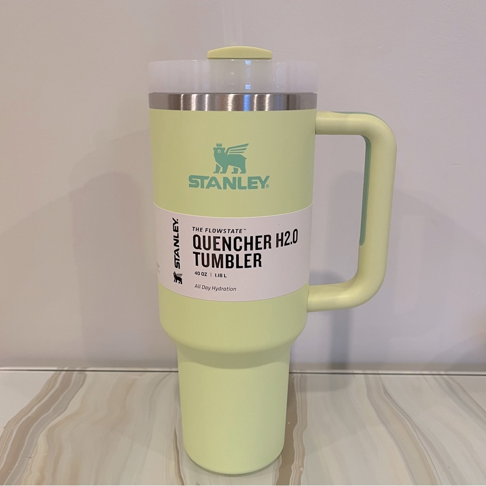 BRAND NEW
40 oz Stanley adventure quencher tumbler
Color: Citron